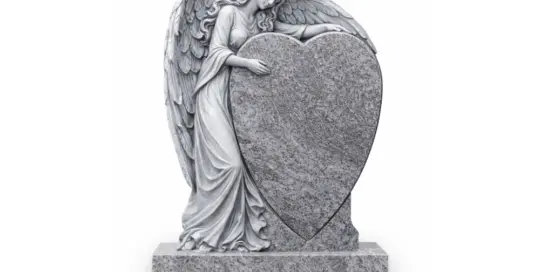 AE101 Engelgrabstein für ein Einzelgrab in Essen mit Engel-Figur aus grauem Orion-Material und markanter Herzform am Grabmal.