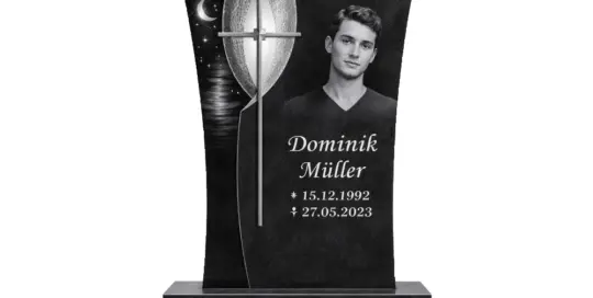 Schwarzer Indian-Black-Grabstein in Recklinghausen mit Portrait von Dominik Müller, Kreuzornament, Name und Daten *15.12.1992 †27.05.2023.