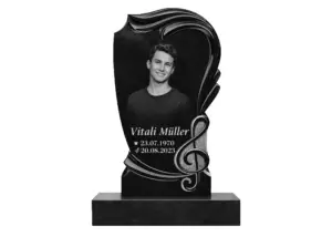 AE103 Grabstein Lippstadt aus Indian Black als Portraitstein mit Porträt, Notenschlüssel und Gravur „Vitali Müller“ inkl. Daten *23.07.1970, †20.08.2023.