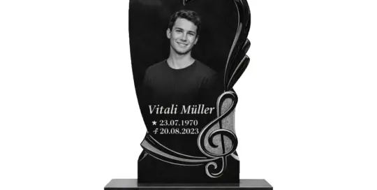 AE103 Grabstein Lippstadt aus Indian Black als Portraitstein mit Porträt, Notenschlüssel und Gravur „Vitali Müller“ inkl. Daten *23.07.1970, †20.08.2023.